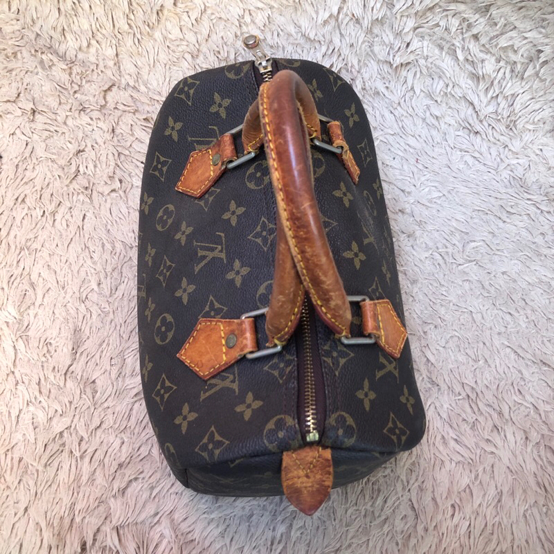 Túi chuẩn si. Túi qua sử dụng. Khách vui lòng xem hình nếu muốn biết thêm thông tin sản phẩm mời khách vô chat . Thanks.