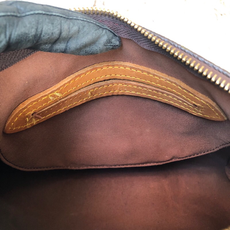 Túi chuẩn si. Túi qua sử dụng. Khách vui lòng xem hình nếu muốn biết thêm thông tin sản phẩm mời khách vô chat . Thanks.