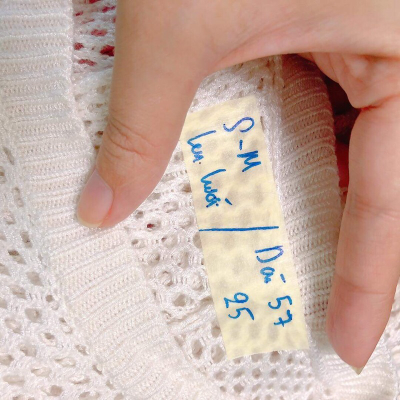 Áo len mongtogi trắng sọc mỏng