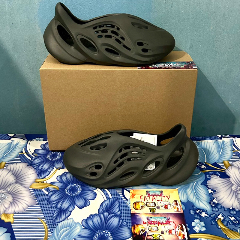 'Giày Cổ Thấp' adidas Yeezy Foam RNNR Carbon