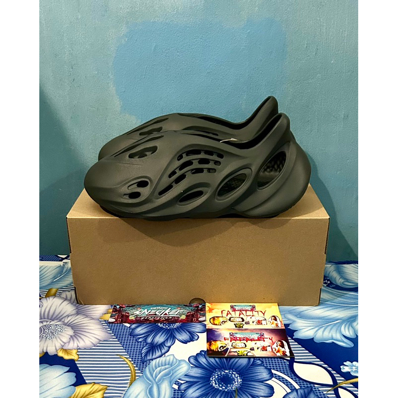 'Giày Cổ Thấp' adidas Yeezy Foam RNNR Carbon