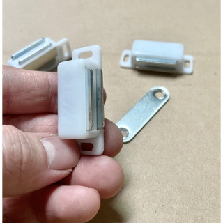 Cục hít cửa tủ, nam châm hít cánh tủ (trắng)