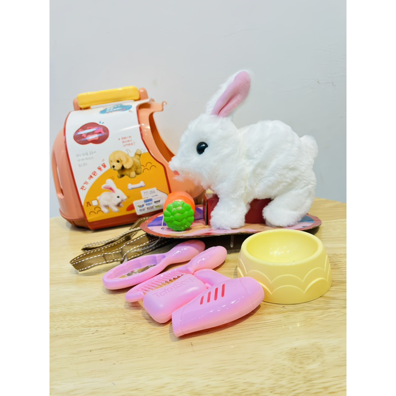 Thỏ bông biết đi biết vẫy tai và có nhạc cùng các phụ kiện đi kèm cho bé chăm sóc thỏ bông.