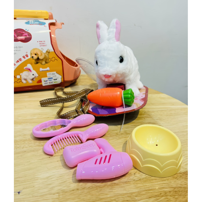 Thỏ bông biết đi biết vẫy tai và có nhạc cùng các phụ kiện đi kèm cho bé chăm sóc thỏ bông.