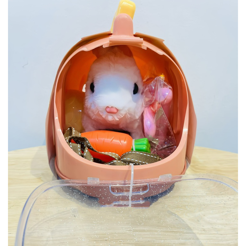 Thỏ bông biết đi biết vẫy tai và có nhạc cùng các phụ kiện đi kèm cho bé chăm sóc thỏ bông.