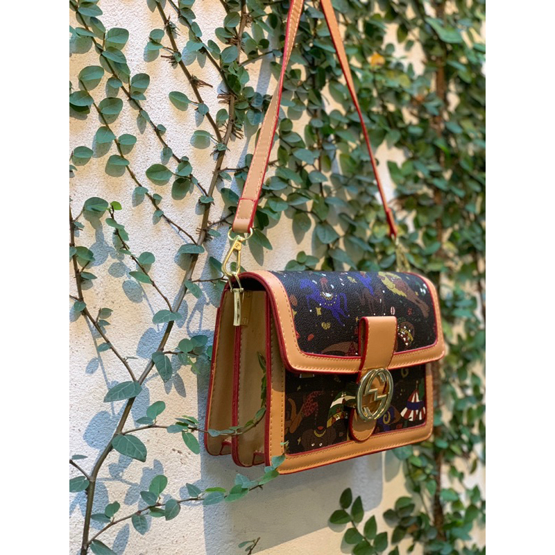 Túi đeo chéo hoạ tiết rạp xiếc - Nâu chocolate