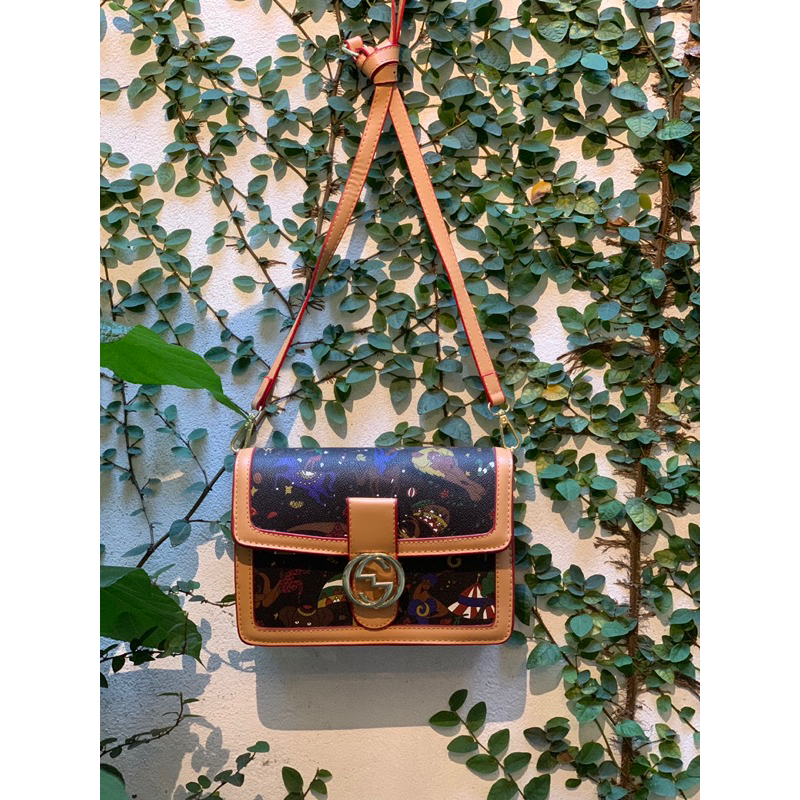 Túi đeo chéo hoạ tiết rạp xiếc - Nâu chocolate