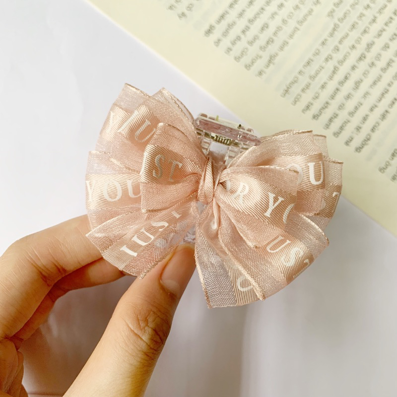 Kẹp nơ càng cua phong cách tiểu thư nữ tính