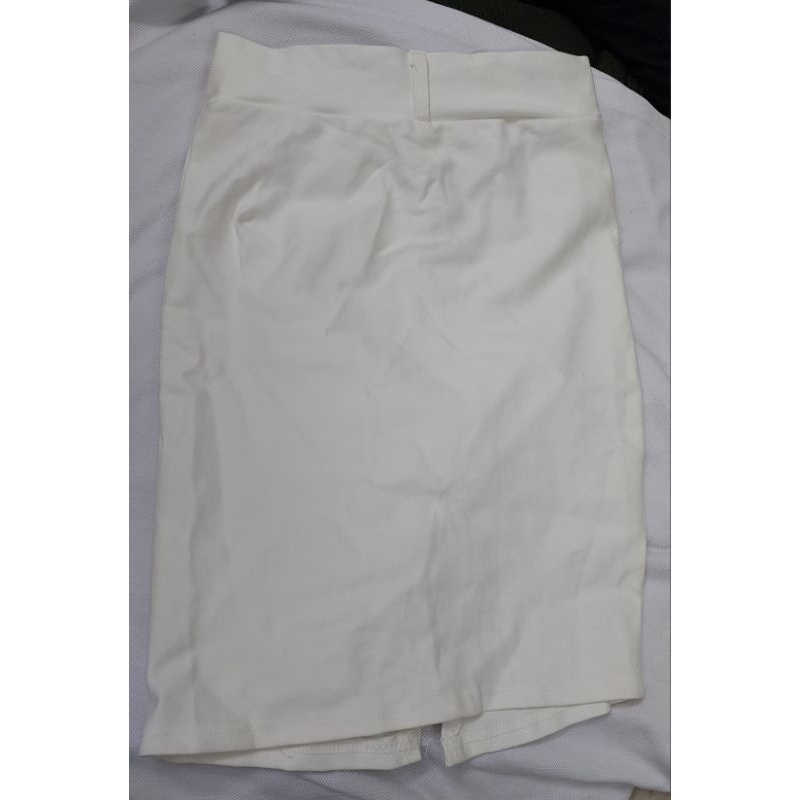 Chân váy trắng eo 62-70cm.