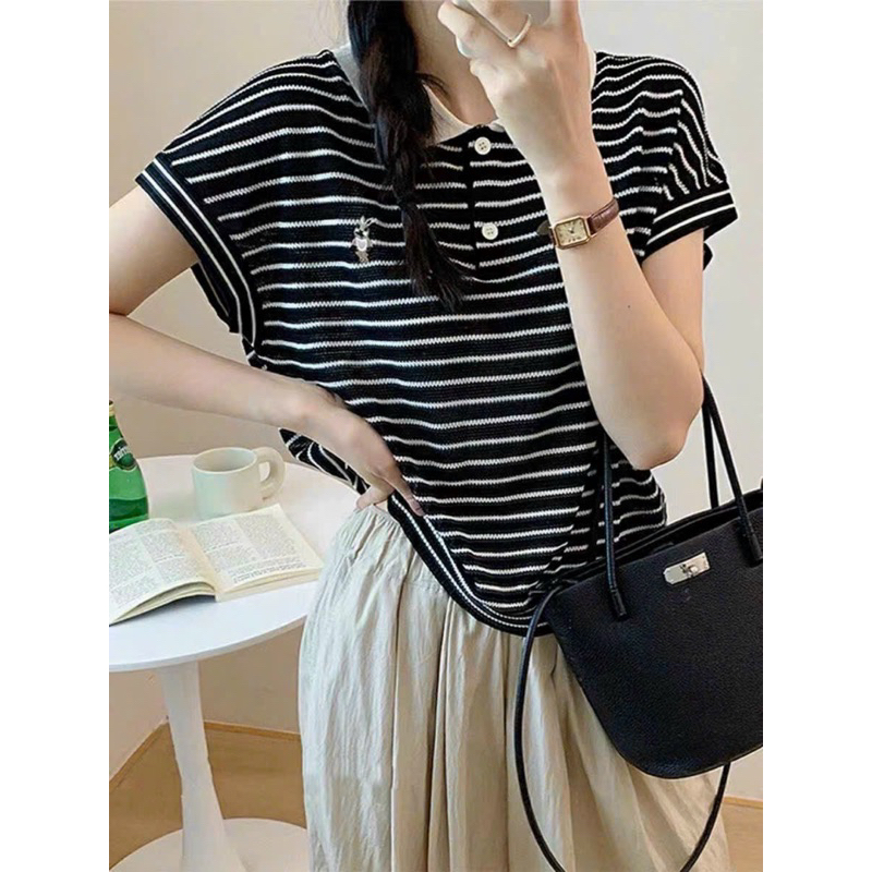 Áo len tăm kẻ ngang tay hến,cổ sen thêu hình cá tính hàng quảng châu A211