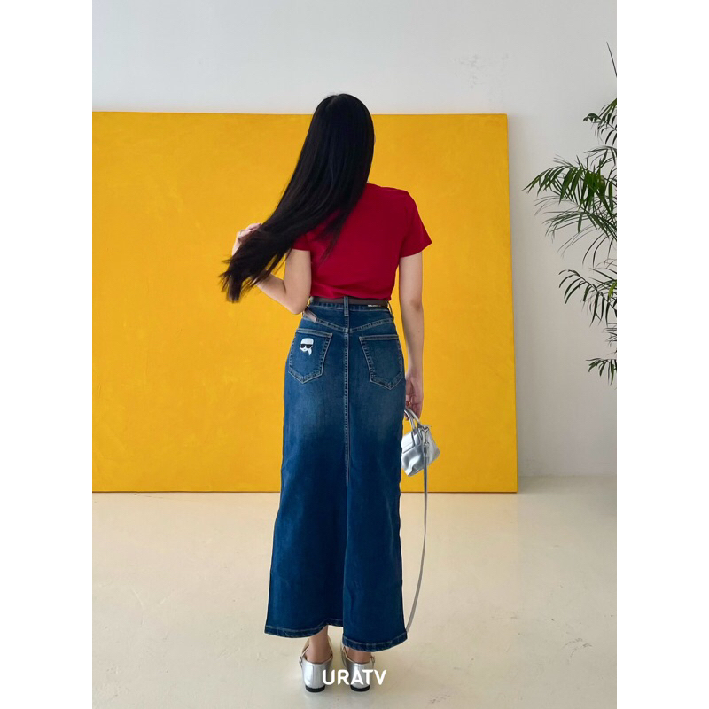 Chân váy jeans xẻ trước Kar dáng dài túi sau thêu
