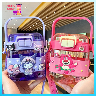 Bình Nước 2 Nắp Cho Bé Disney Sanrio Nhựa Tritan Có Dây Đeo Hình Kitty, Mickey, Gấu Dâu, Kuromi Siêu Dễ Thương-METICSHOP