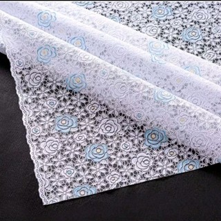 Khăn trải bàn vải ren hoa.