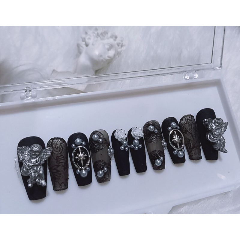 Nail thiết kế sơn gel màu đen nhám mờ, đính charm thiên thần, nail box phong cách retro
