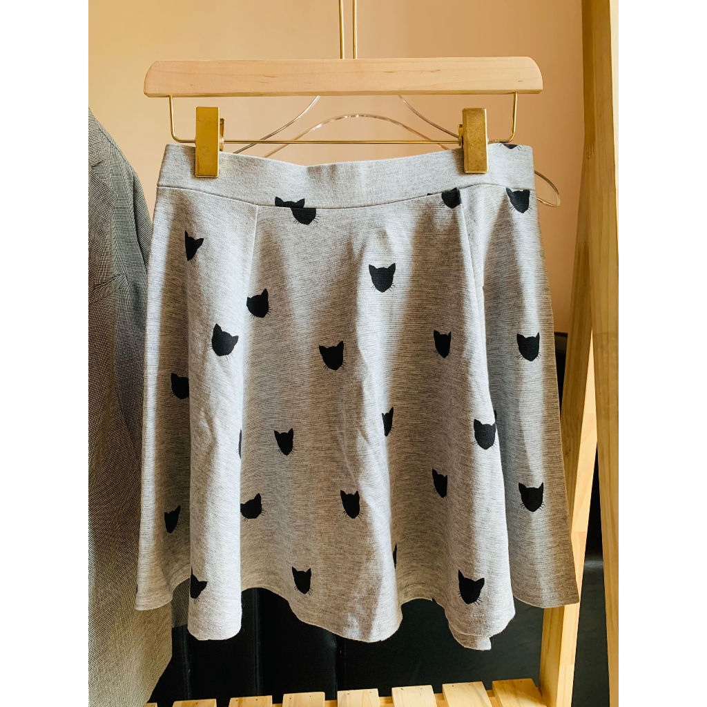[2HAND] Váy thun ngắn hoạ tiết mèo hiệu H&M