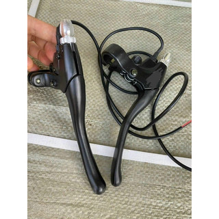 Cặp tay thắng xe điện
