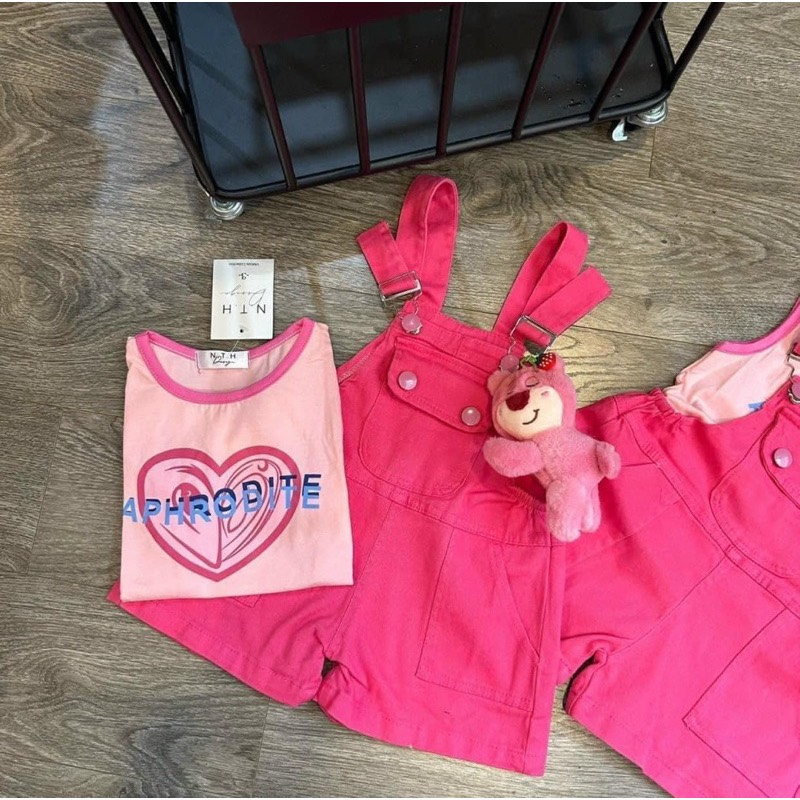 Set 3 món yếm bé gái màu hồng kèm áo phông cotton và gấu dâu đáng yêu