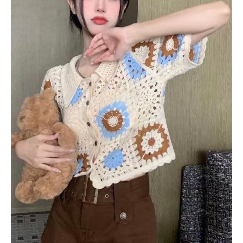 Áo len móc thổ cẩm thêu hoa croptop Lilycloset