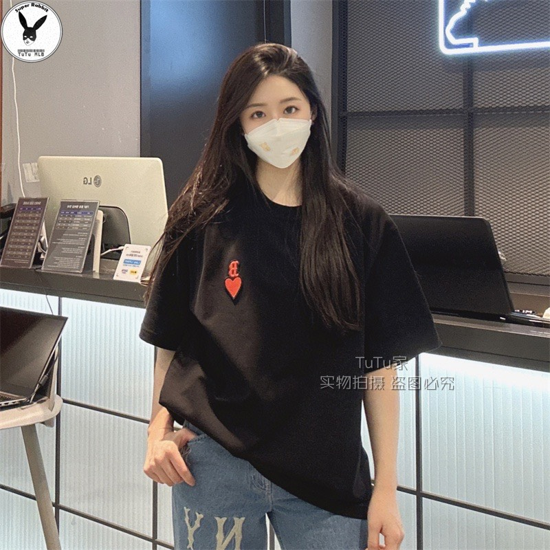 Áo phông thêu trai tim