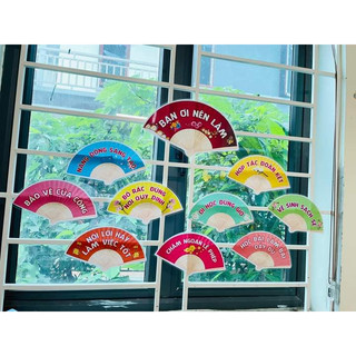 Khẩu hiệu bạn ơi nên làm hình quạt, chất liệu ép plastic, sẵn băng keo dán tường