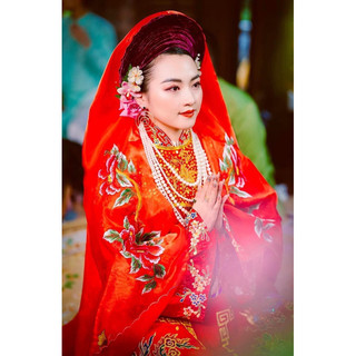 Khăn chúa đỏ thêu hoa bắt nét trên nền vải tơ - phụ kiện hầu đồng