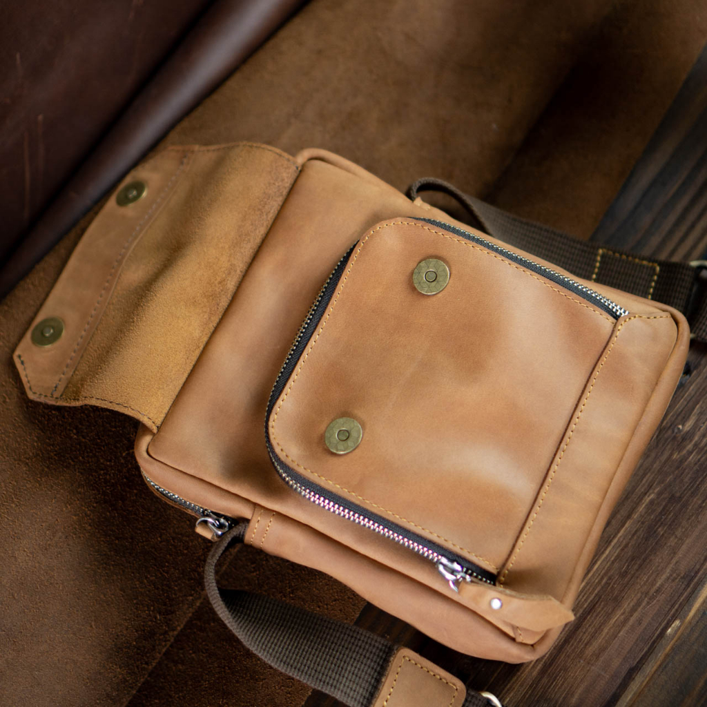 Túi đeo chéo da bò nhỏ gọn vừa ipad 7in ngăn khóa kéo - Messenger mini manuk leather - Da bò sáp crazy horse cao cấp