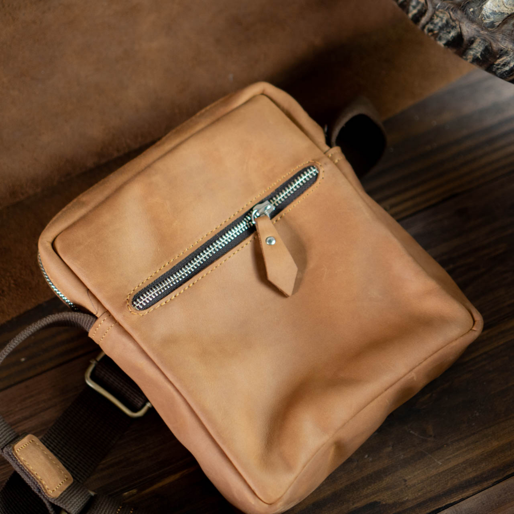 Túi đeo chéo da bò nhỏ gọn vừa ipad 7in ngăn khóa kéo - Messenger mini manuk leather - Da bò sáp crazy horse cao cấp