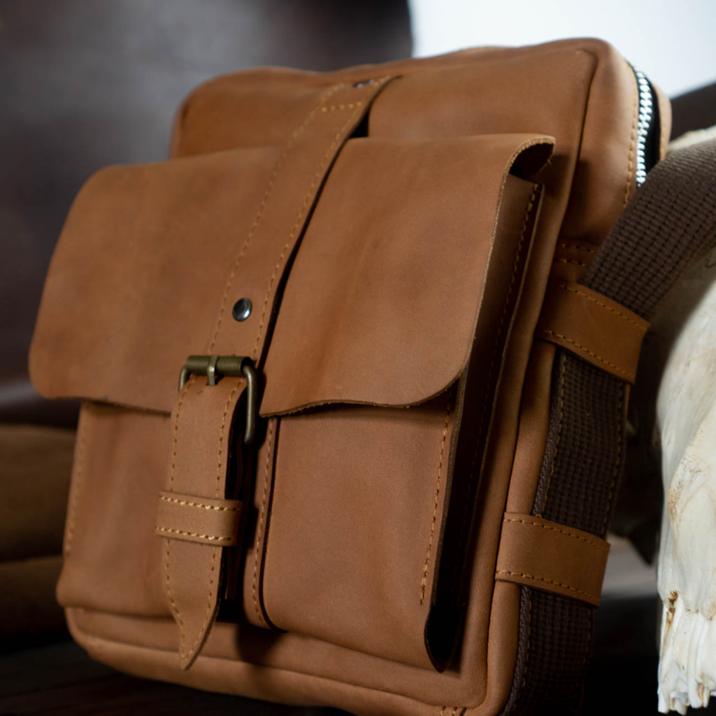 Túi đeo chéo da bò nhỏ gọn vừa ipad 7in ngăn quai gài - Messenger mini manuk leather - Da bò sáp crazy horse cao cấp