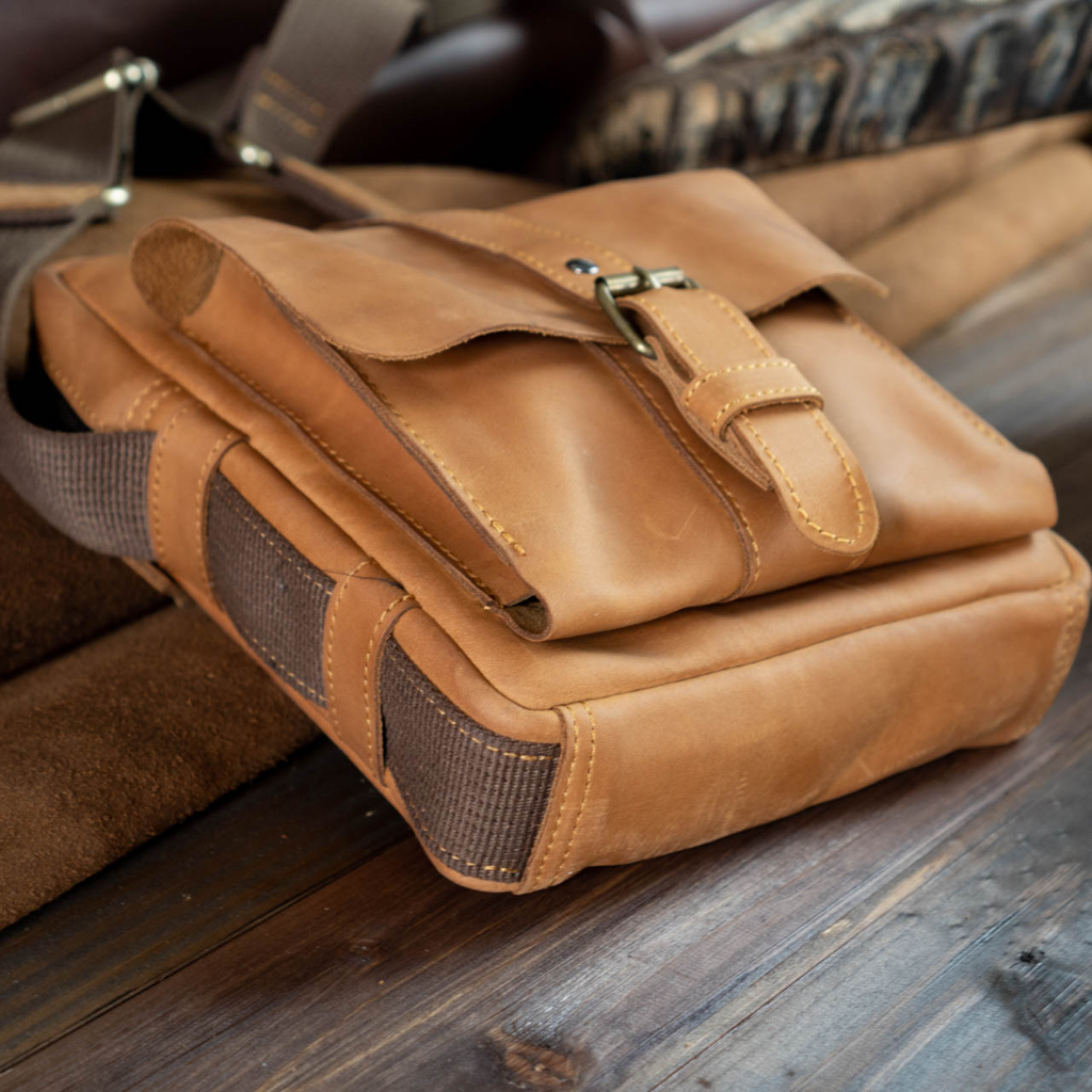 Túi đeo chéo da bò nhỏ gọn vừa ipad 7in ngăn quai gài - Messenger mini manuk leather - Da bò sáp crazy horse cao cấp