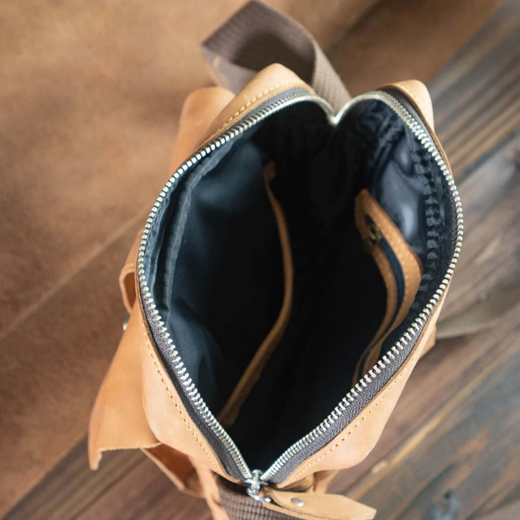 Túi đeo chéo da bò nhỏ gọn vừa ipad 7in ngăn quai gài - Messenger mini manuk leather - Da bò sáp crazy horse cao cấp