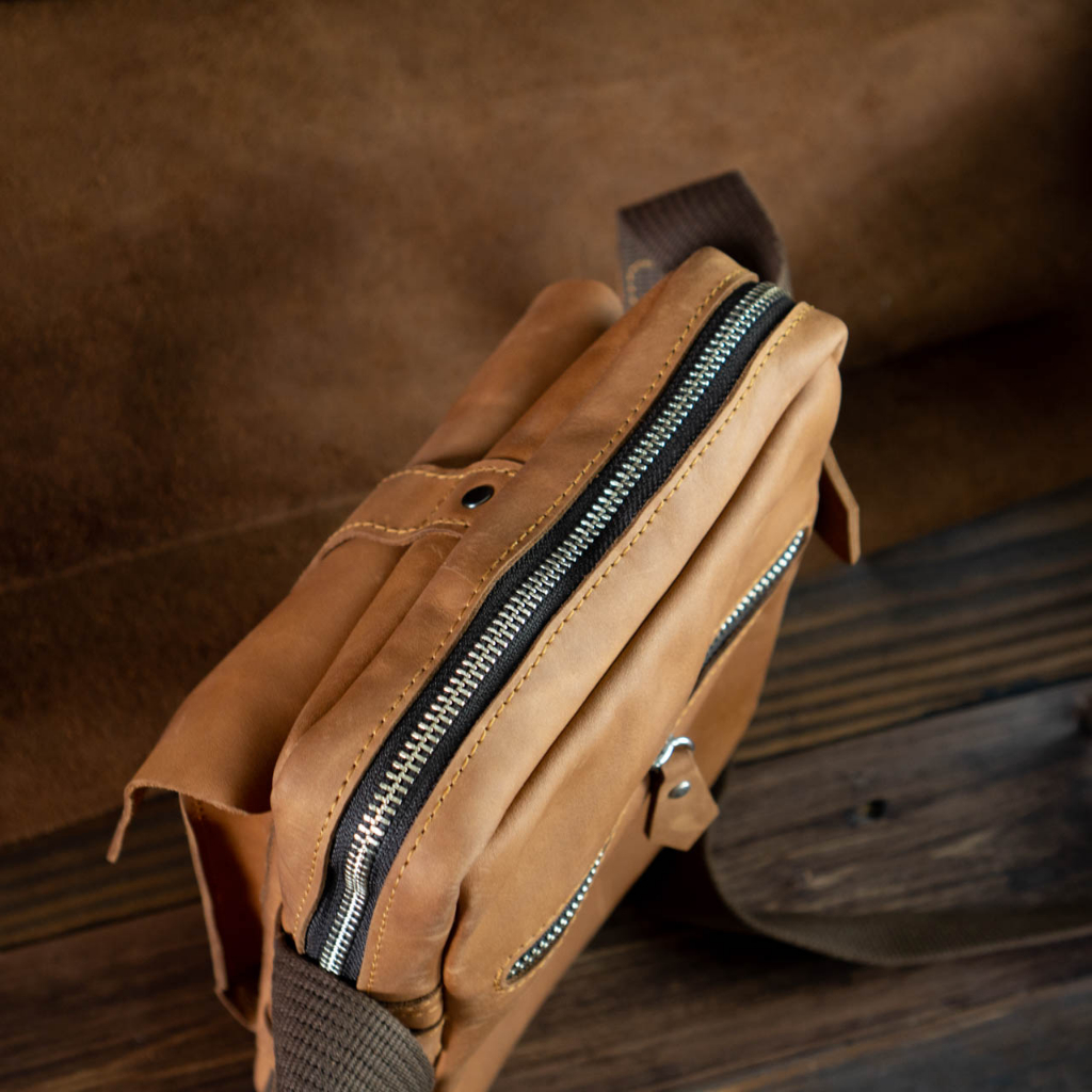 Túi đeo chéo da bò nhỏ gọn vừa ipad 7in ngăn quai gài - Messenger mini manuk leather - Da bò sáp crazy horse cao cấp