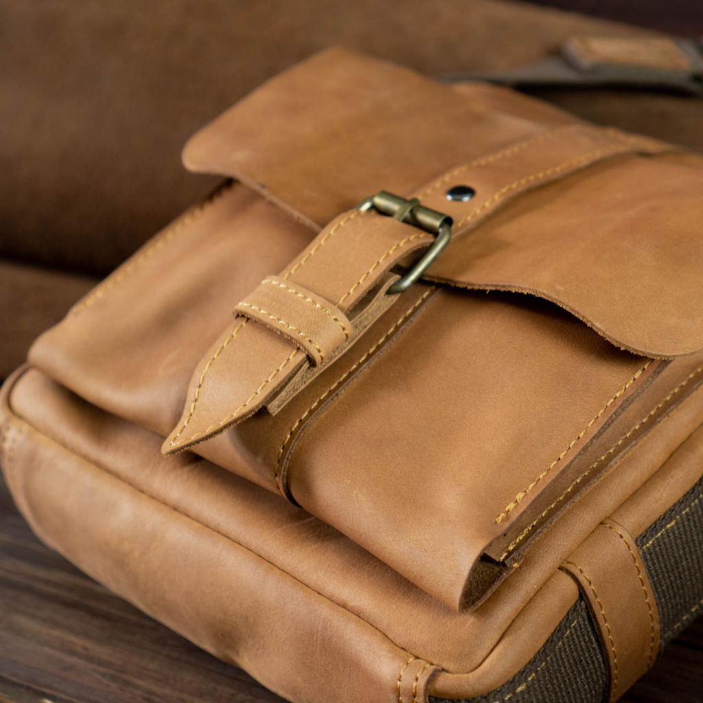 Túi đeo chéo da bò nhỏ gọn vừa ipad 7in ngăn quai gài - Messenger mini manuk leather - Da bò sáp crazy horse cao cấp