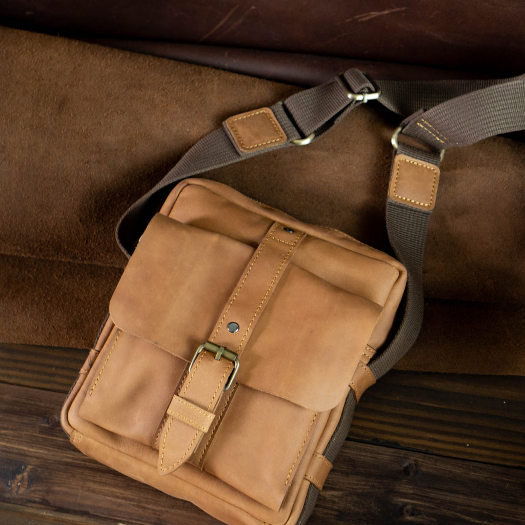 Túi đeo chéo da bò nhỏ gọn vừa ipad 7in ngăn quai gài - Messenger mini manuk leather - Da bò sáp crazy horse cao cấp