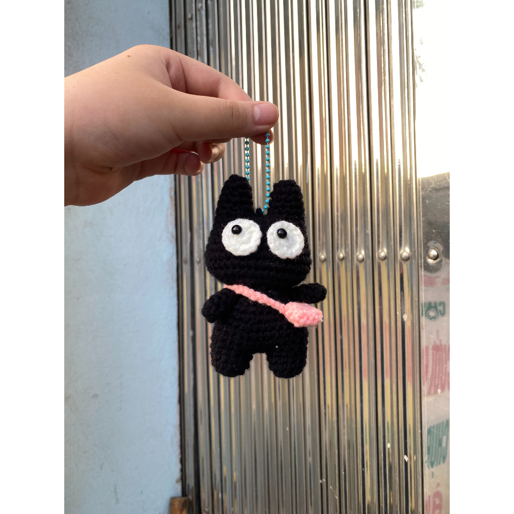 Móc khóa len mèo đen đi học