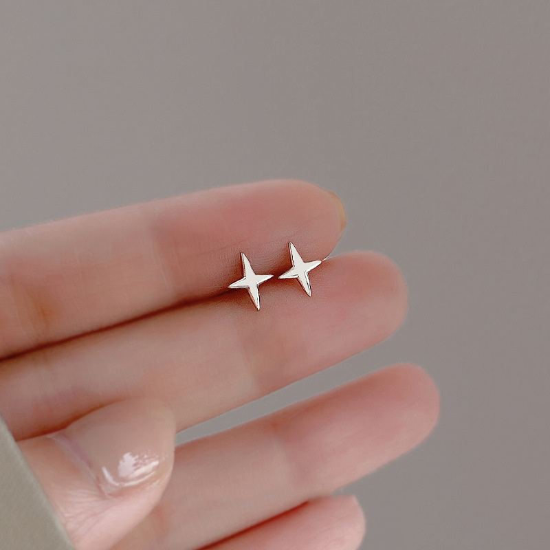 Khuyên tai mạ bạc hình ngôi sao nhỏ xíu cá tính