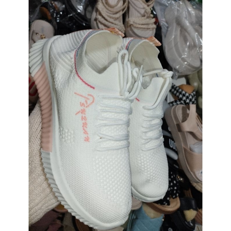 Bata thun xỏ nữ màu trắng thể thao, đế thấp