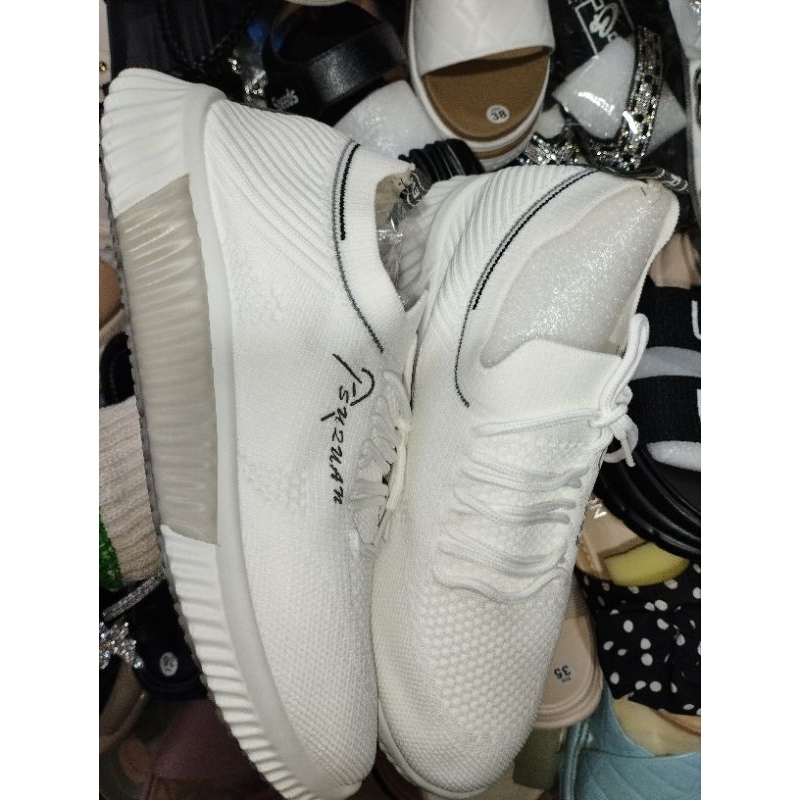 Bata thun xỏ nữ màu trắng thể thao, đế thấp