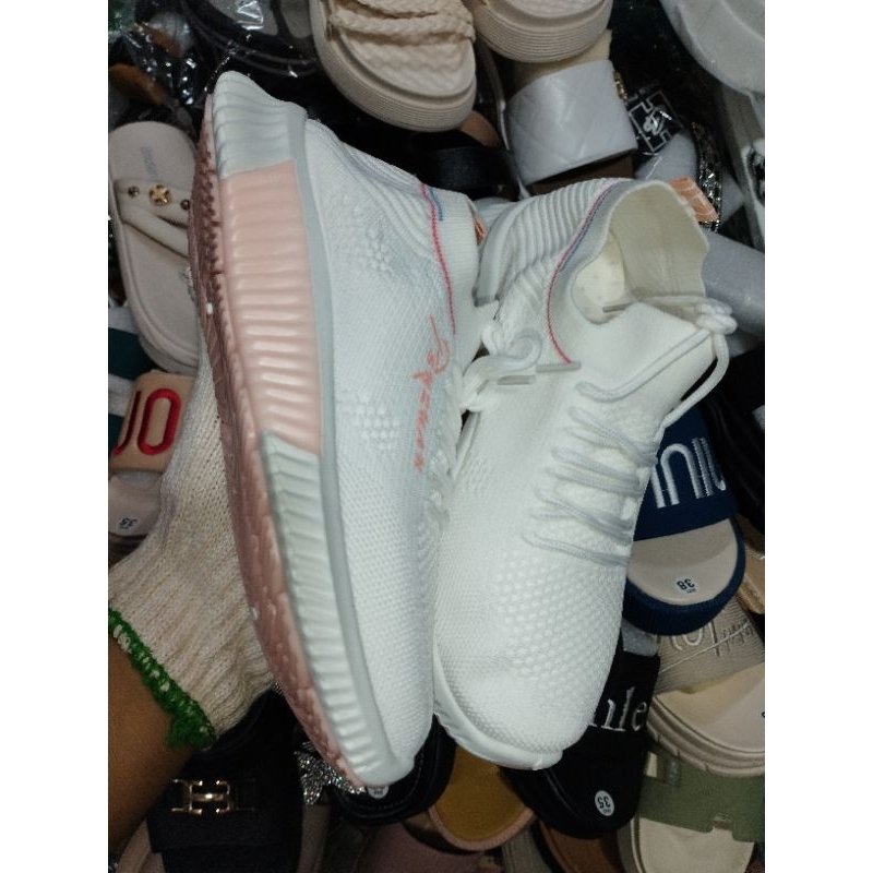 Bata thun xỏ nữ màu trắng thể thao, đế thấp