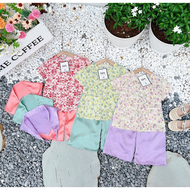 Bà Ba Hoa Nhí Kèm Khăn Cho Bé Gái Chụp Hình Diện Lễ Tết