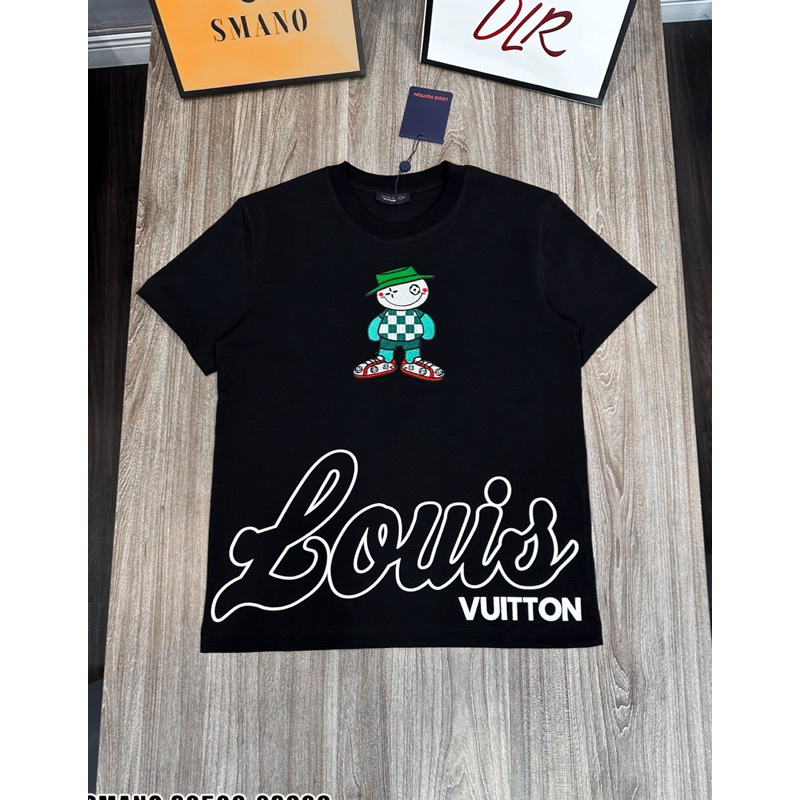 Áo thun thêu búp bế louis xanh đơn giản,áo thun louis chữ to thêu búp bê xanh đội mũ