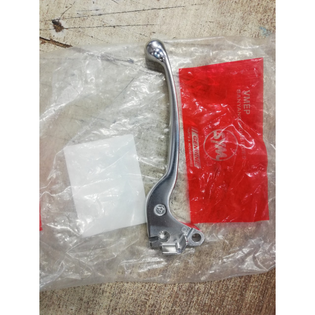 Tay thắng bên trái Attila