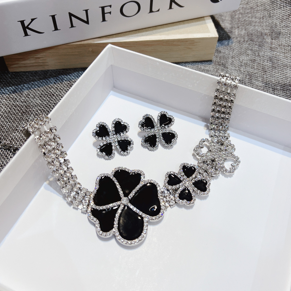 Set choker và hoa tai hình cỏ bốn lá mặt đen đính đá nhân tạo Ròm House