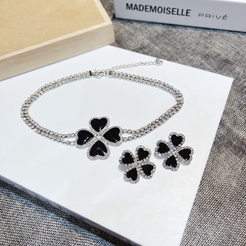 Set choker và hoa tai hình cỏ bốn lá mặt đen đính đá nhân tạo Ròm House