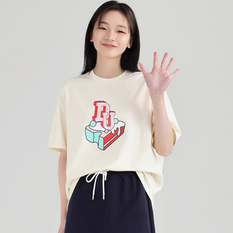 Áo phông Dessuu ngắn tay cổ tròn in hình bánh kem