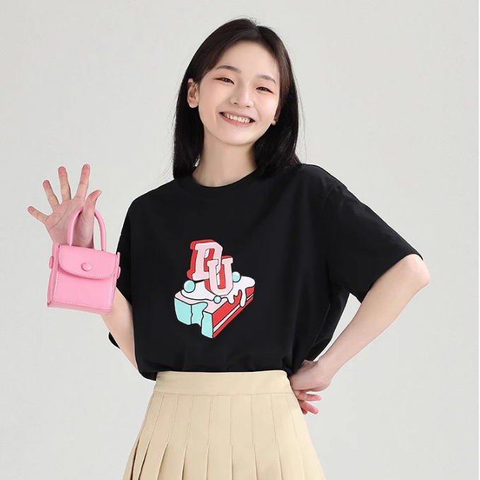 Áo phông Dessuu ngắn tay cổ tròn in hình bánh kem