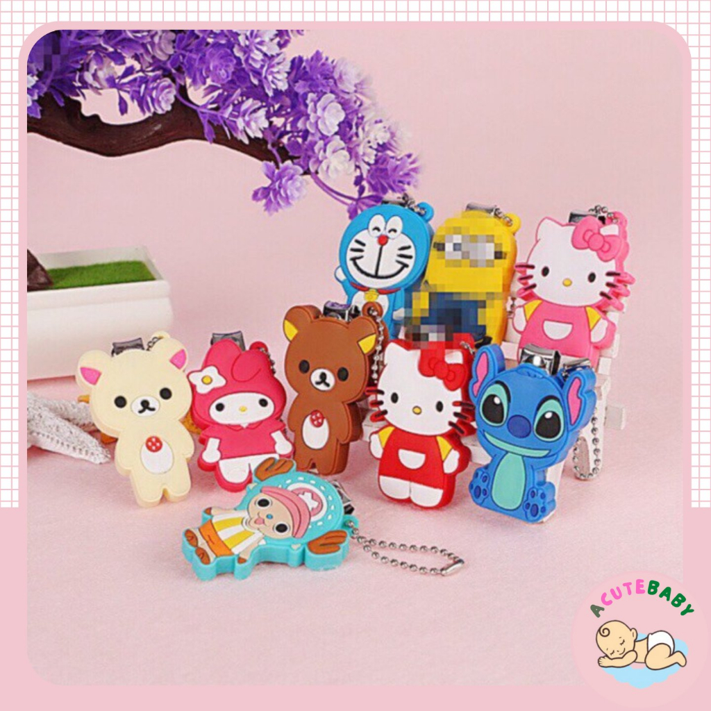 Bấm móng tay cho bé siêu cute