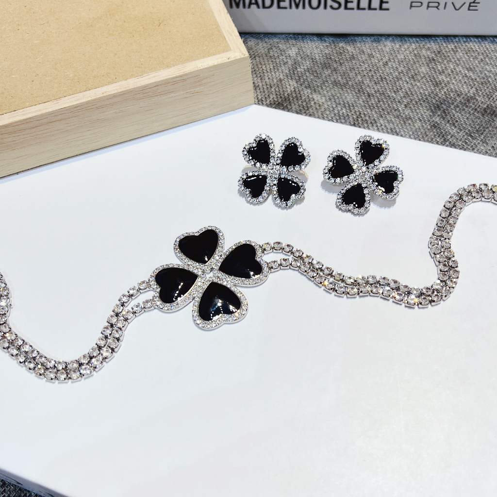 Set choker và hoa tai hình cỏ bốn lá mặt đen đính đá nhân tạo Ròm House