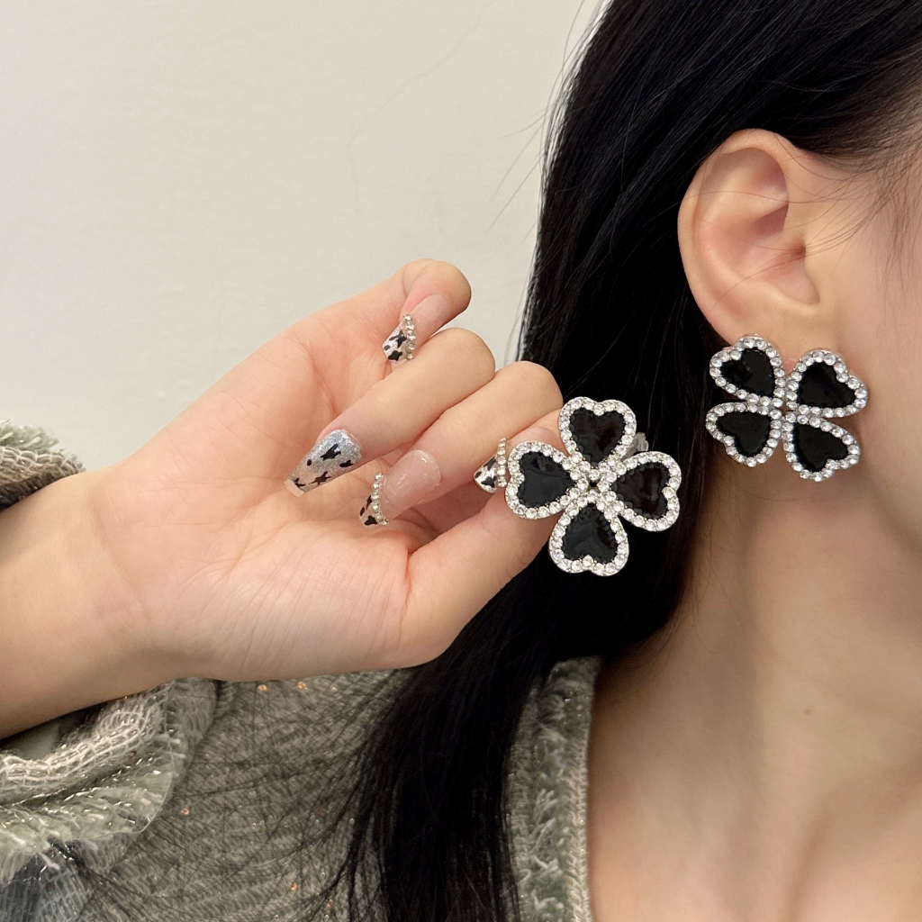 Set choker và hoa tai hình cỏ bốn lá mặt đen đính đá nhân tạo Ròm House