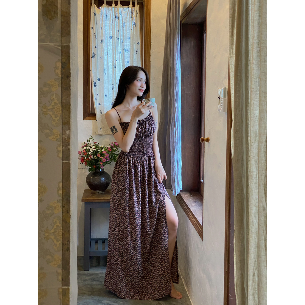 MYUNG - Đầm hai dây tự điều chỉnh có xẻ nền đen hoa hồng - LOUIS DRESS