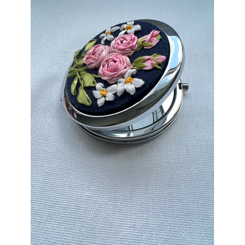 Gương thêu mini bỏ túi Handmade by Chang